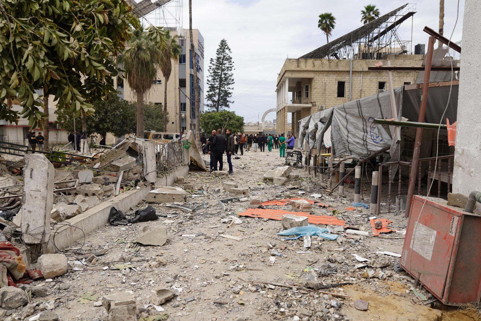 Immagini delle macerie del pronto soccorso dell'ospedale di Gaza Ahli Arab, bombardato nella notte fra il sabato e la domenica delle Palme.