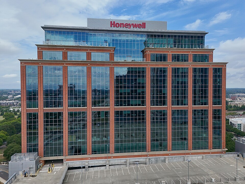 Armi nucleari, il business cresce e diventa “sostenibile” Honeywell Tower a Charlotte, NC, USA - Wikimedia Commons