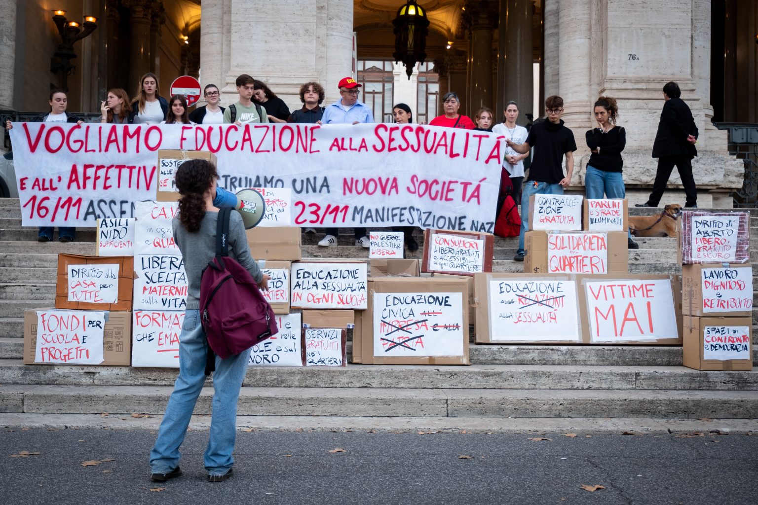 31 ottobre 2024, Roma, Italia: Studenti e attivisti di Donne de' Borgata si riuniscono davanti al Ministero dell'Istruzione: «Vogliamo un'educazione alla sessualità e al benessere emotivo nelle scuole: costruiamo un muro tra noi e la violenza di questa società, costruiamo una nuova società mattone dopo mattone!» (Crediti immagine: © Marco Di Gianvito/ZUMA Press Wire)