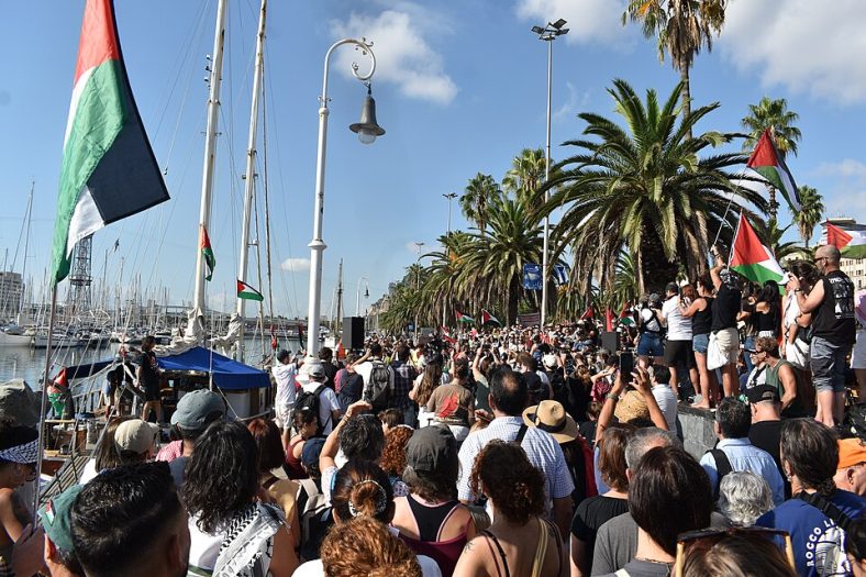 Israele e gli USA all’attacco delle ONG spagnole Associazioni e ONG spagnole insieme a persone comuni si ritrovano a Barcellona per salutare la partenza della Global Sumud Flotilla, agosto 2025 - CREDITI: Wikimedia Commons