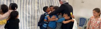 Un abbraccio fra Nawal Soufi e i suoi allievi all’interno della scuola Nawal Gaza.