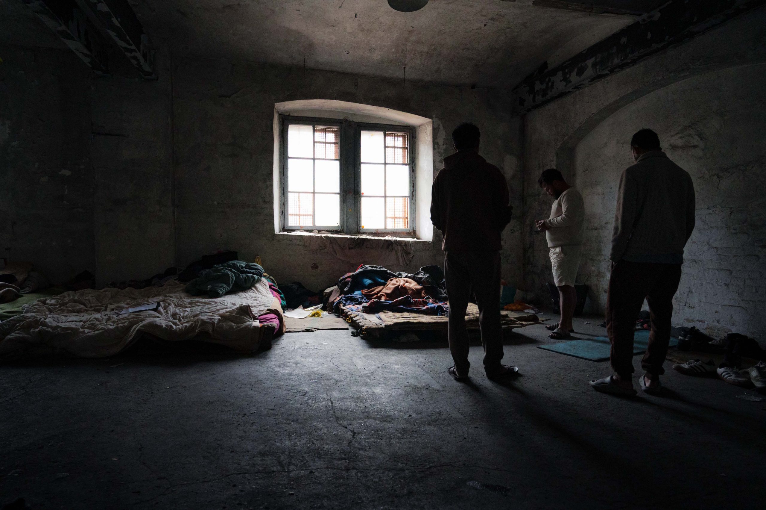 Trieste. Due migranti nepalesi mostrano le condizioni di marginalità in cui sono costretti a vivere in attesa di ottenere asilo. © Giovanni Morgavi