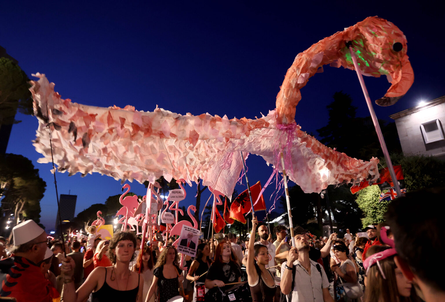 “In Albania, i manifestanti hanno superato la paura del potere di Edi Rama” Un fenicottero gigante di cartapesta rosa issato dai manifestanti a Tirana, Albania, 11 luglio 2026.