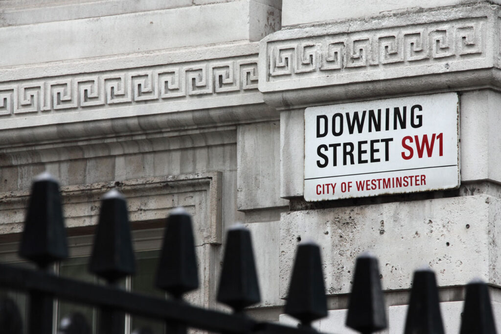 L&rsquo;insegna di Downing Street dove ha tradizionalmente sede l&rsquo;abitazione e ufficio del Primo ministro britannico