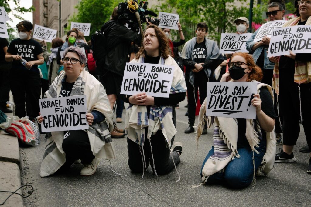 Gli Israel bonds sono ufficialmente fuori dal mercato europeo. Esulta il BDS Manifestanti con cartelli con la scritta “Break the Bonds” per il disinvestimento dagli Israel bonds.