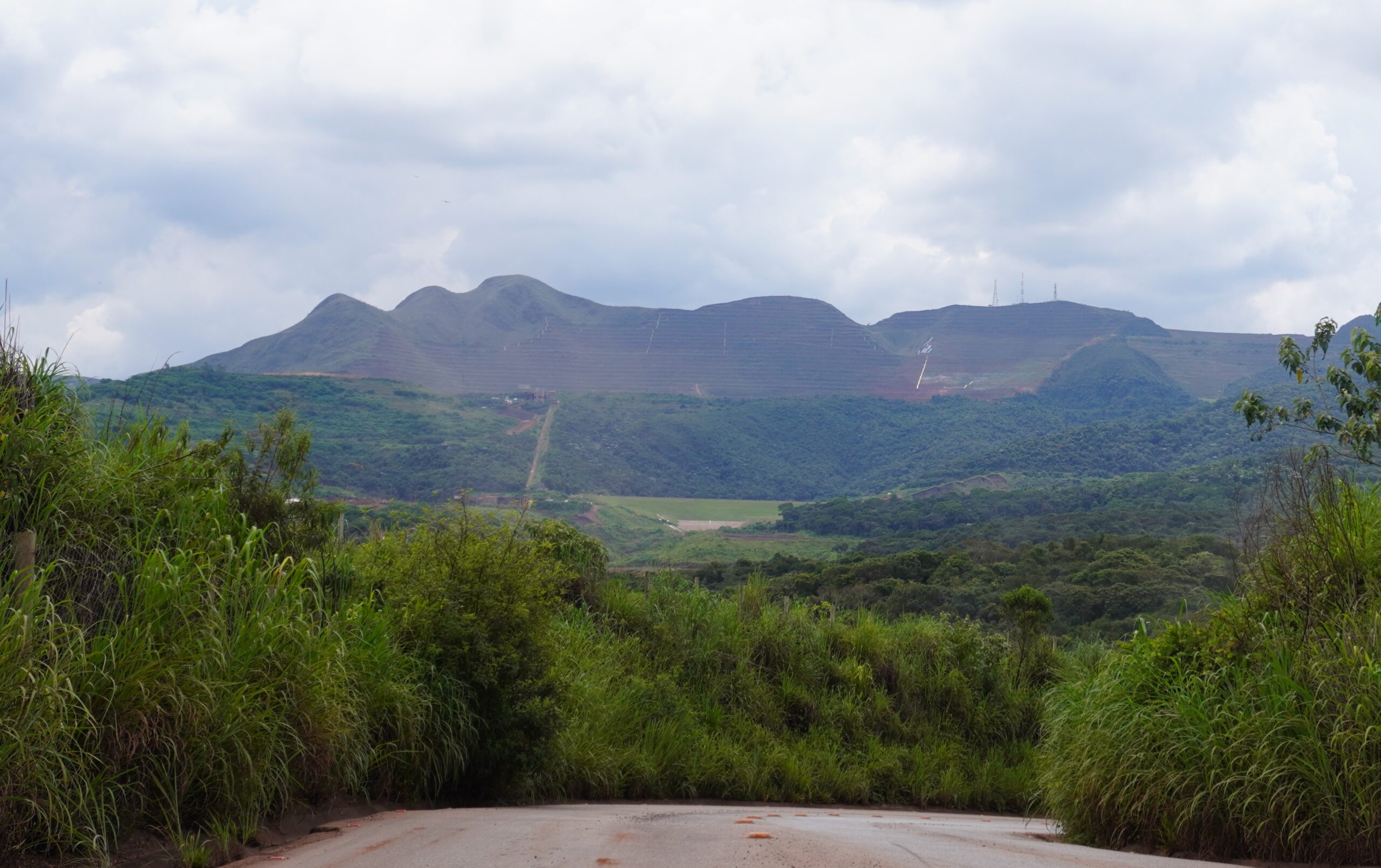 Luogo in cui si trovava la diga di stoccaggio dei residui nella miniera di C&oacute;rrego do Feij&atilde;o. Si tratta dell&rsquo;area verde chiaro, ora soggetta a rimboschimento, nel tentativo di nascondere la zona del disastro e parte dei danni causati.
