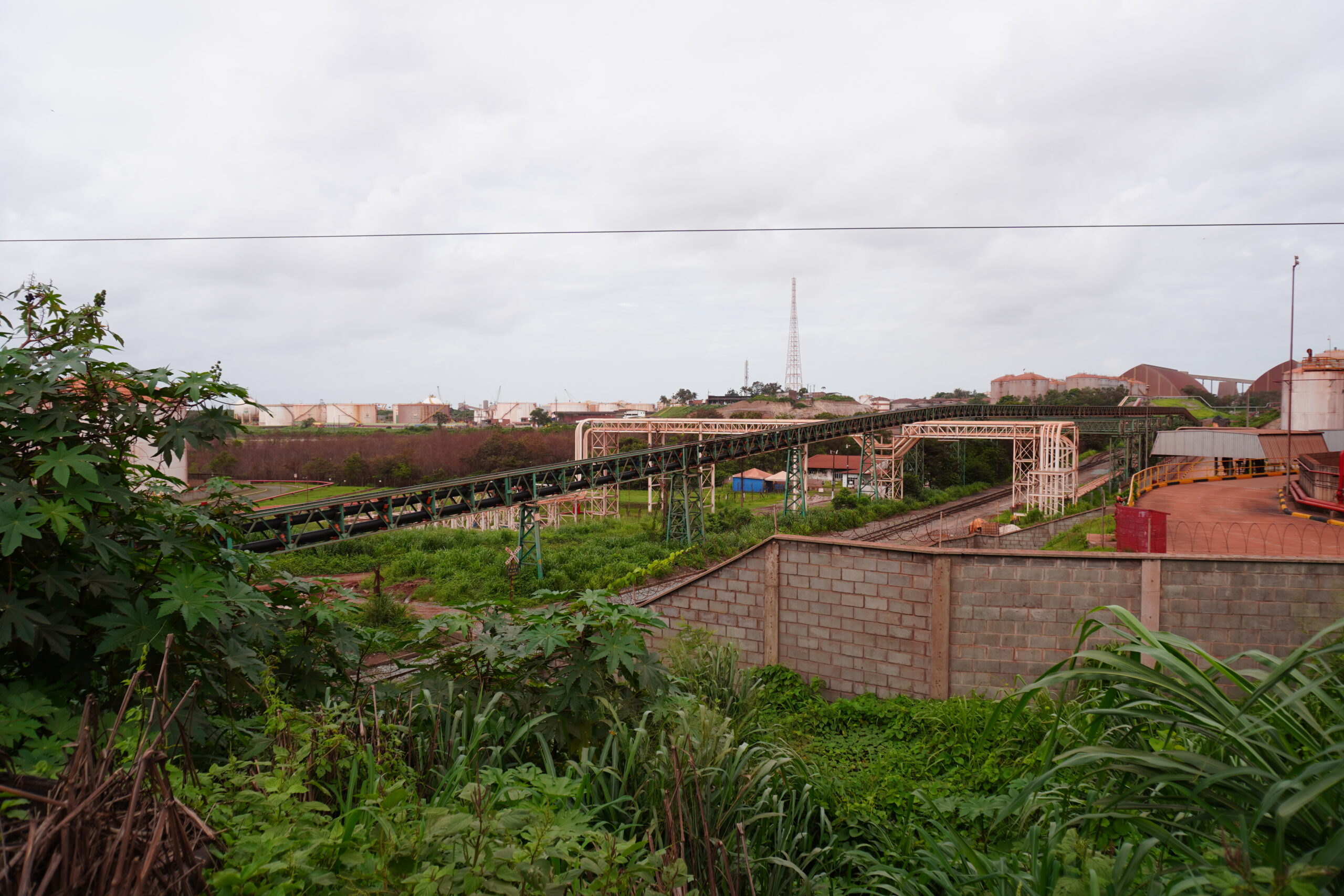 Scorcio di alcune delle infrastrutture nel Porto di Itaqu&iacute;: terminal, linea ferroviaria, silos per lo stoccaggio dei prodotti da commerciare.