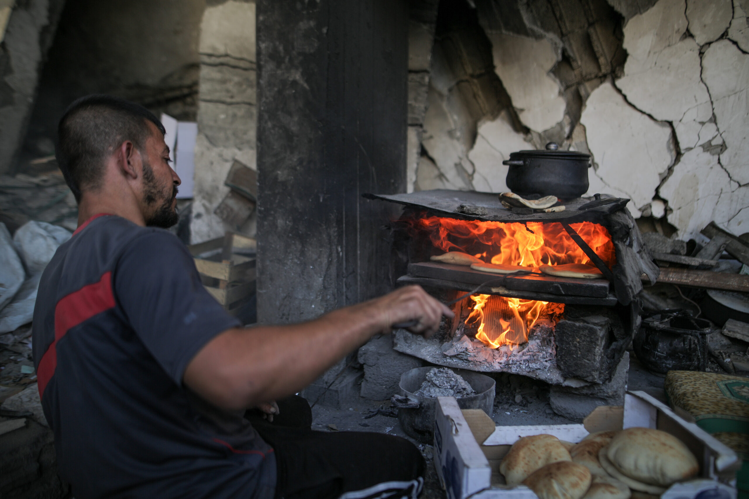 Un forno improvvisato per cuocere il pane fra le macerie