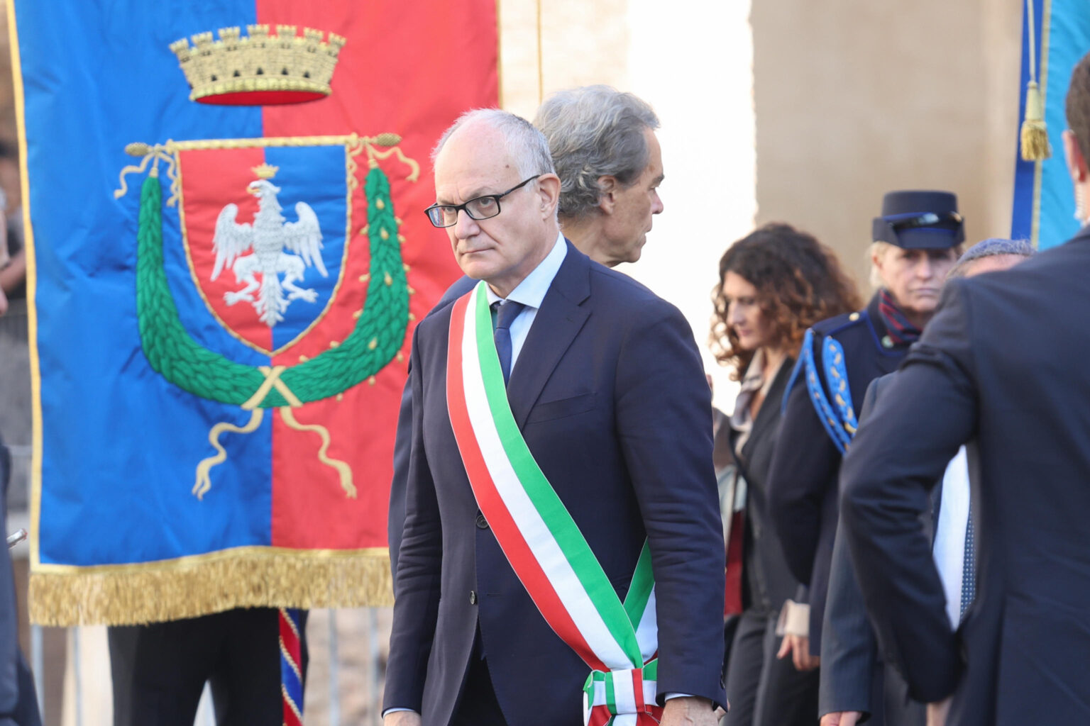 Il sindaco di Roma Roberto Gualtieri con la fascia tricolore in primo piano durante le commemorazioni del rastrellamento nazifascista del 16 ottobre 1943.